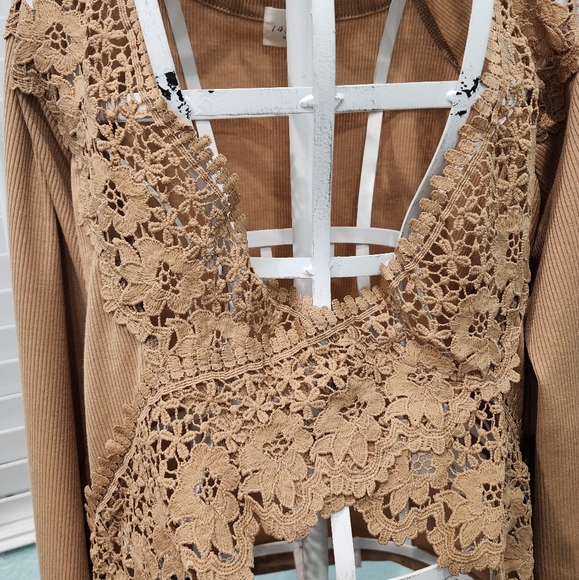 1 4 3 Story Tan Ribbed Lace Crop Top Sz Small NWT 3/$30 - Picture 3 of 6